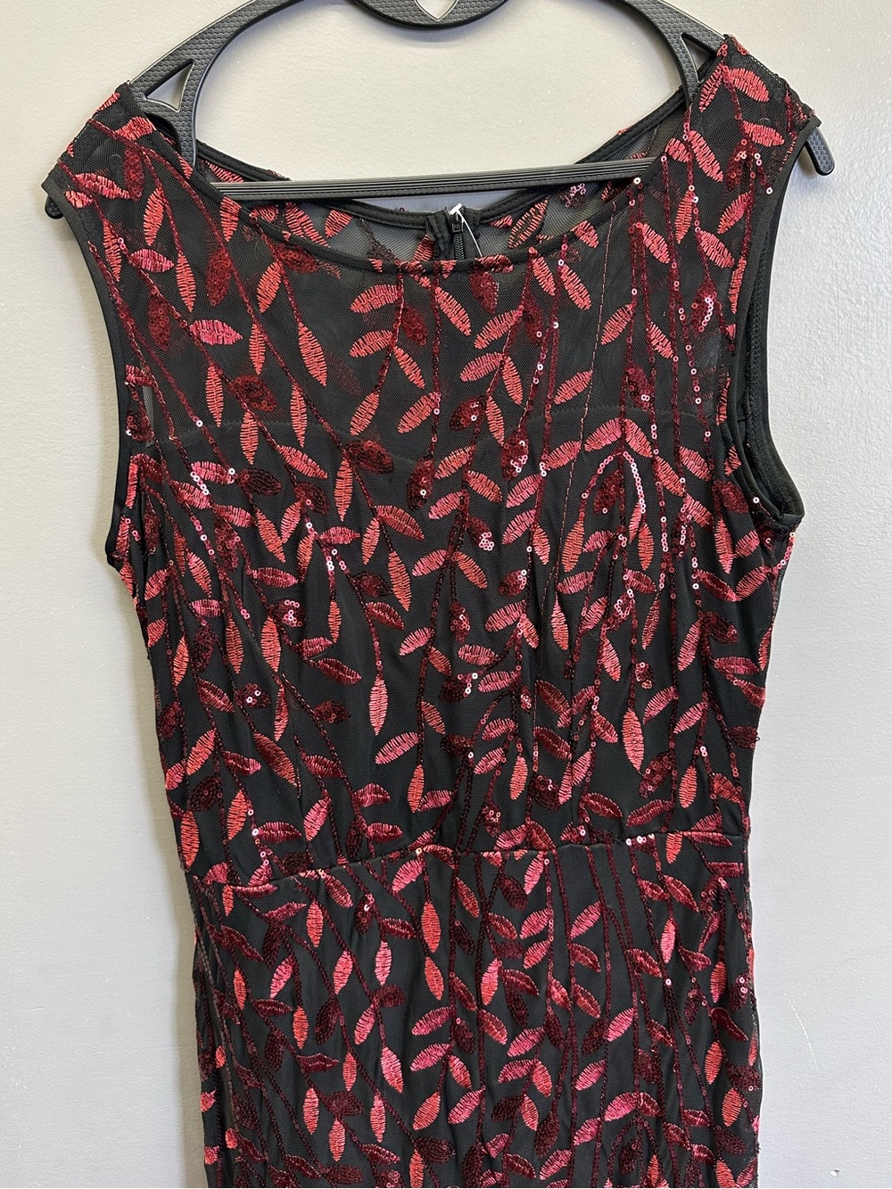 Sleeveless Black Dress with Red Sequin Leaf Pattern Size L <<<<320>>>>